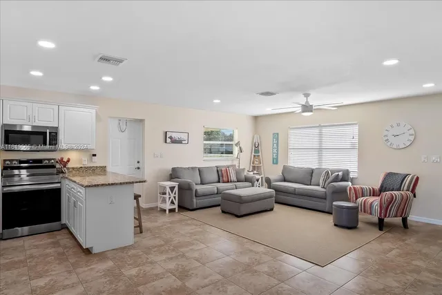 $5,225 | 924 Lake Drive East, Lake Placid, FL 33852