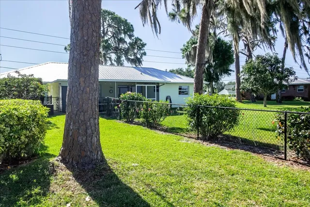 $5,225 | 924 Lake Drive East, Lake Placid, FL 33852