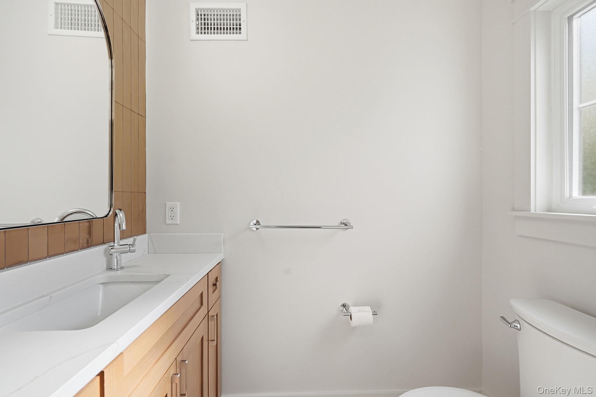 54 Lindbergh Avenue Rye, NY 10580 - Photo 11 of 28 Powder Room
