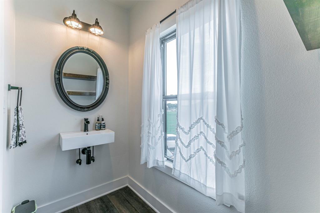 289 East Bell Road Waco, TX 76705 - Photo 24 of 40 Hath Bath in 4th bedroom/bonus room