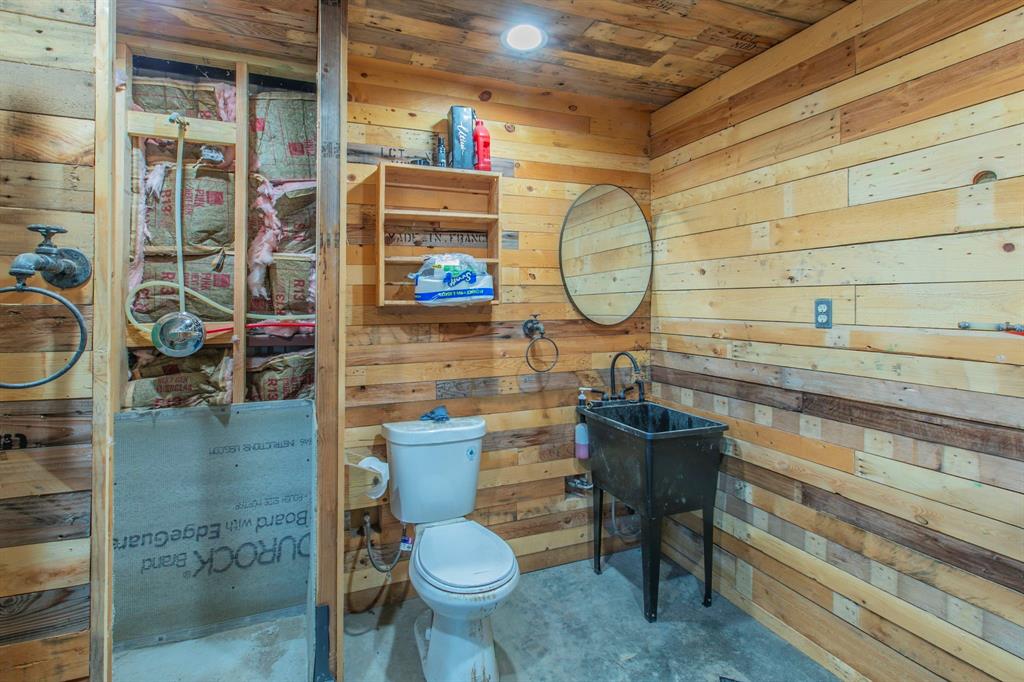 289 East Bell Road Waco, TX 76705 - Photo 34 of 40 Shower and Half Bath in Shop