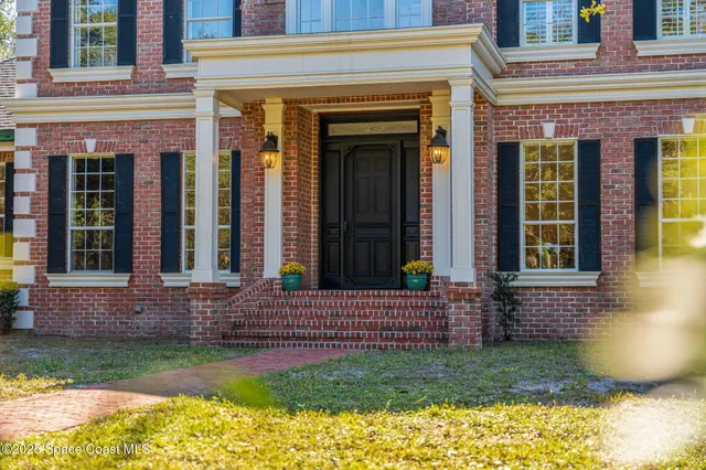 a view of front of a house with a yard