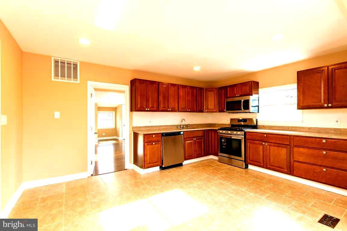 3813 Annapolis Road Baltimore, MD 21227 - Photo 5 of 29 Kitchen