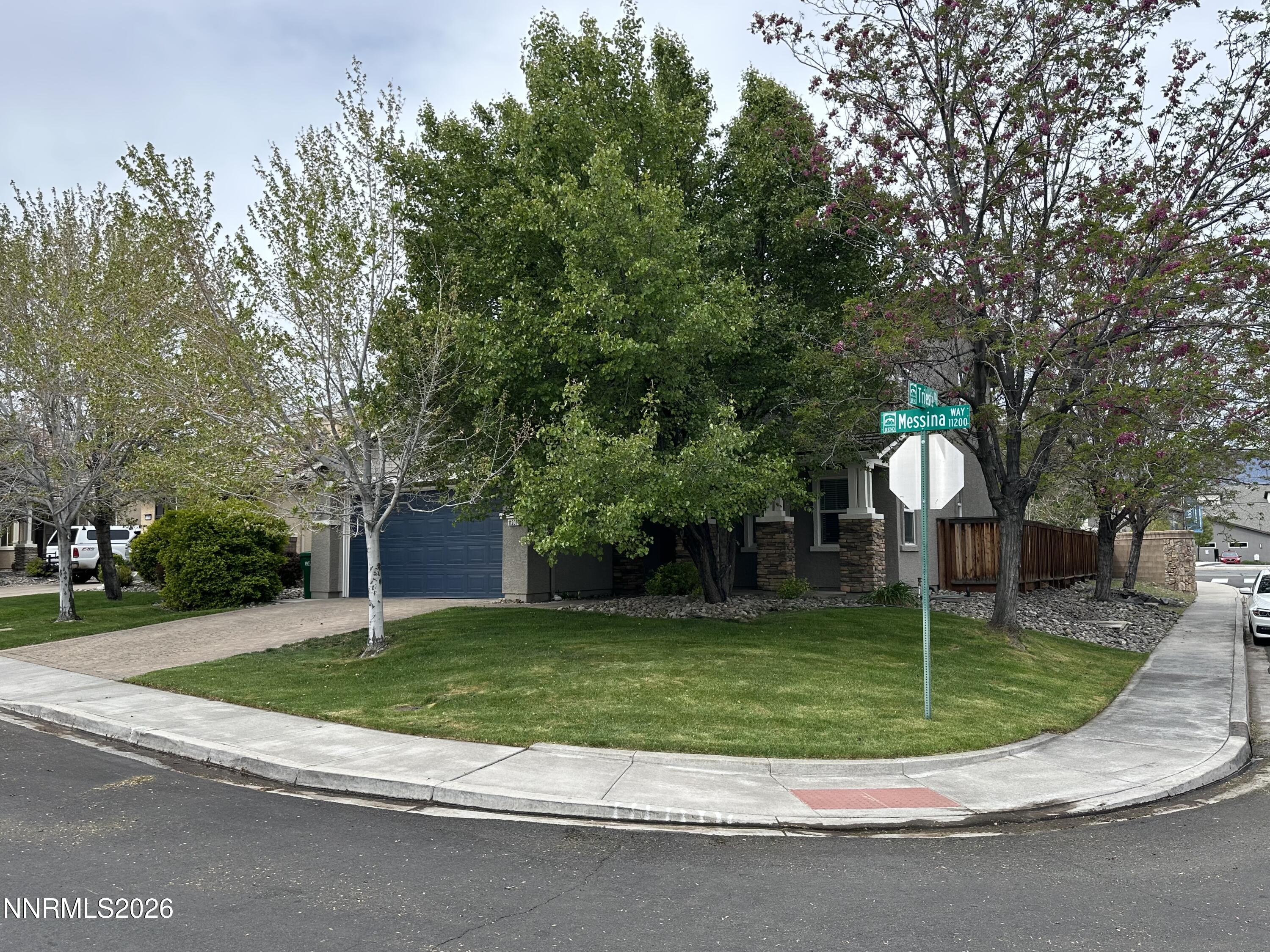 11201 Messina Way Reno, NV 89521 - Photo 5 of 27 Frontyard