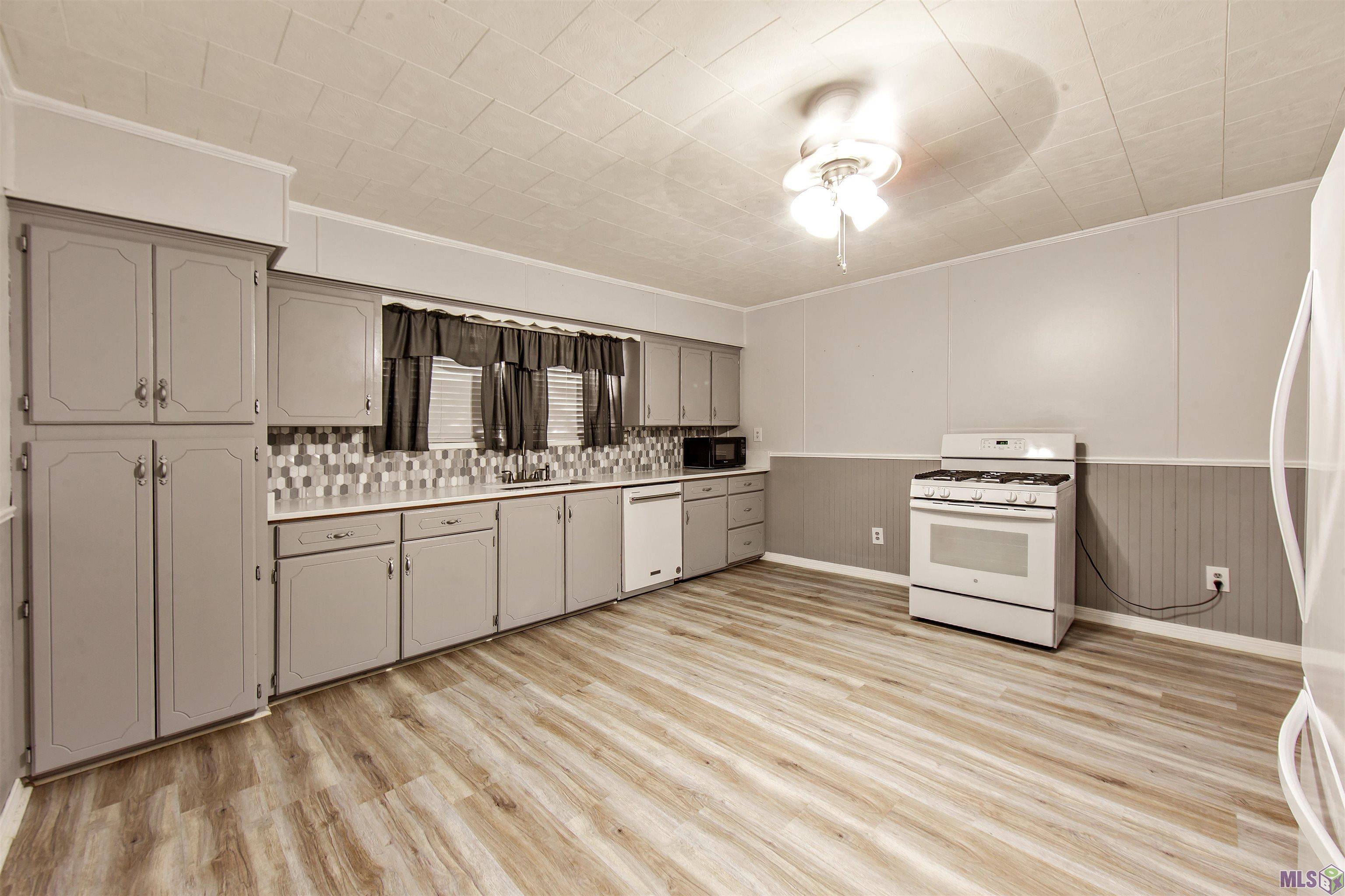 5463 West Main Street Houma, LA 70363 - Photo 5 of 21 Kitchen