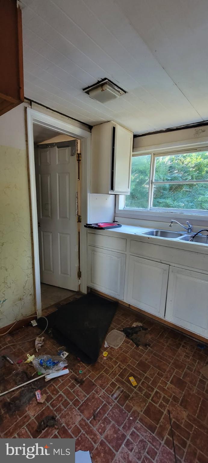 26 11th Street Colonial Beach, VA 22443 - Photo 6 of 17 a room that has a rug and a window in it