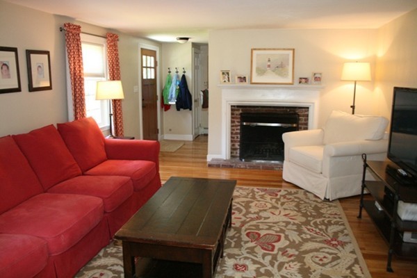 7 Tapley Road Lynnfield, MA 01940 - Photo 2 of 12 Gallery Image 2
