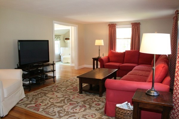 7 Tapley Road Lynnfield, MA 01940 - Photo 3 of 12 Gallery Image 3