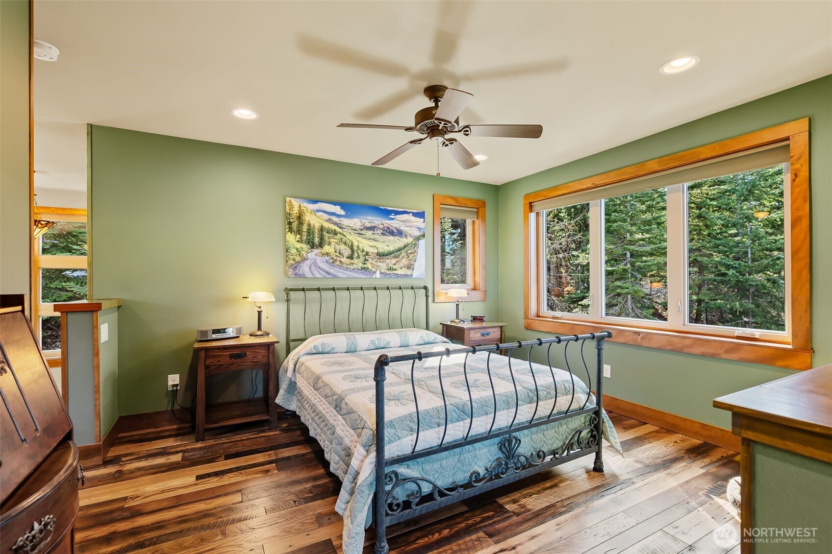 824 Huntrick Drive Cle Elum, WA 98922 - Photo 21 of 38 a bedroom with a bed and a table