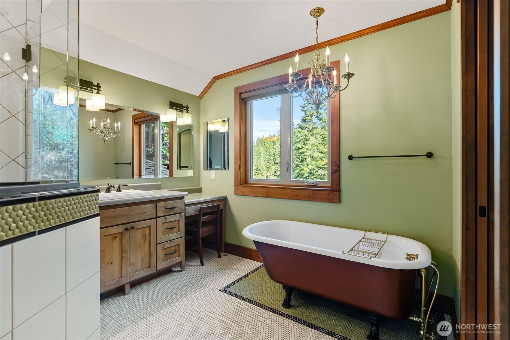 824 Huntrick Drive Cle Elum, WA 98922 - Photo 23 of 38 a bathroom with a tub sink and mirror