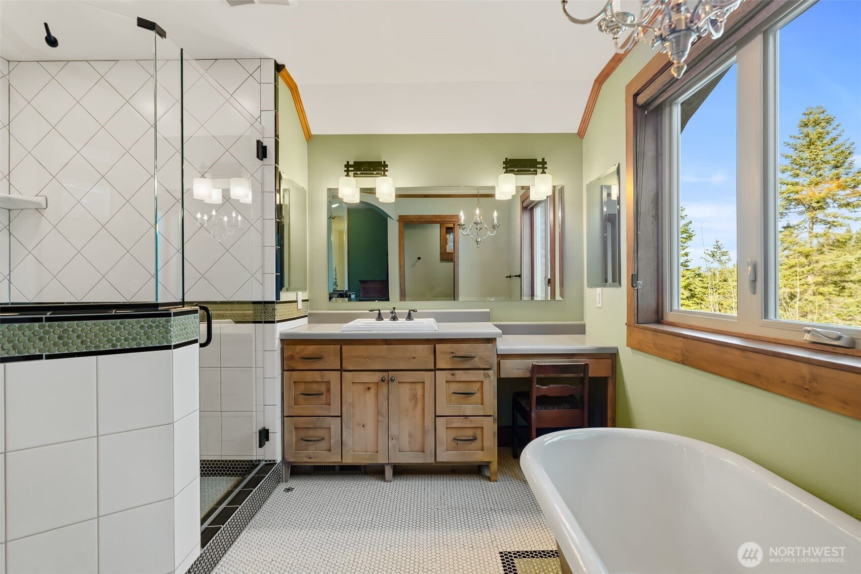 824 Huntrick Drive Cle Elum, WA 98922 - Photo 24 of 38 a spacious bathroom with a double vanity sink a large mirror and a bathtub