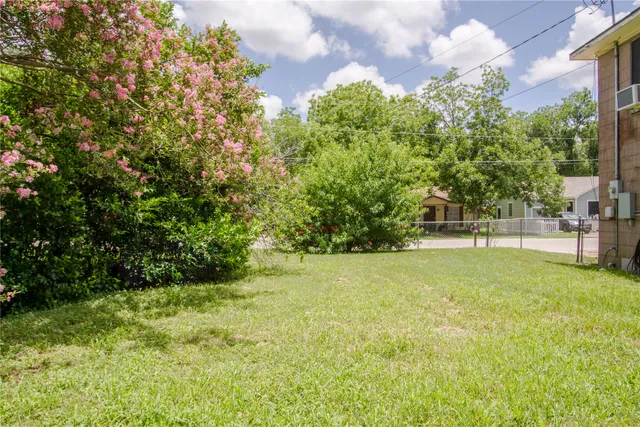 a view of yard with green space