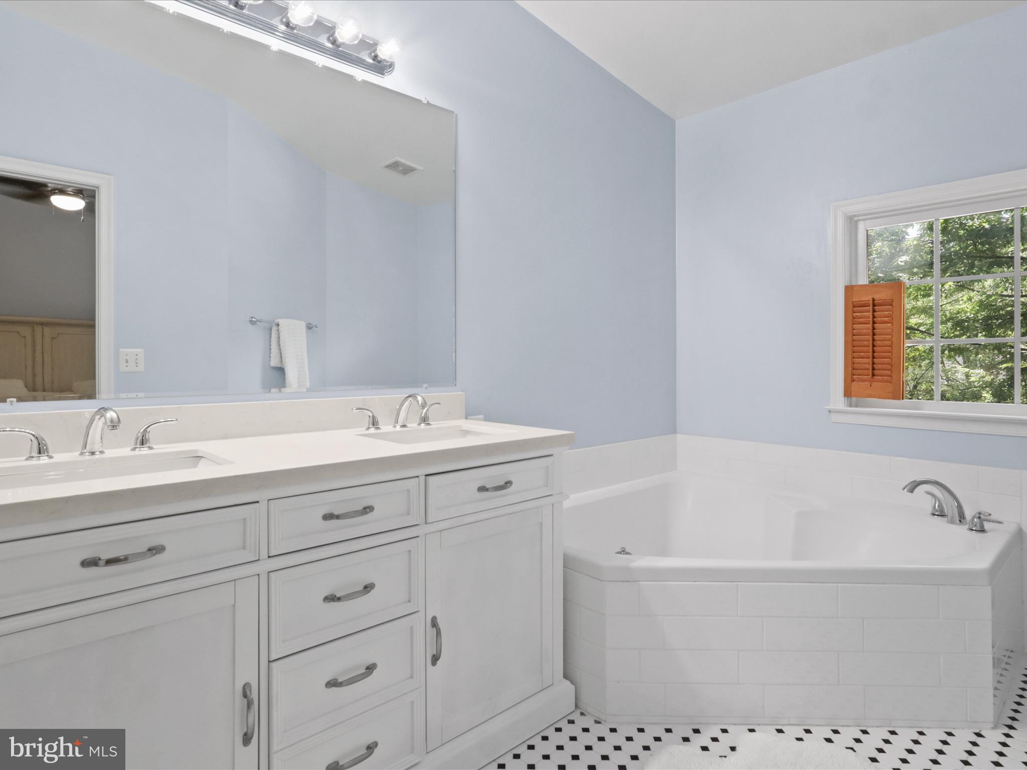 11770 Valley Ridge Circle Fairfax, VA 22033 - Photo 26 of 61 Primary Ensuite Bath w Separate Tub