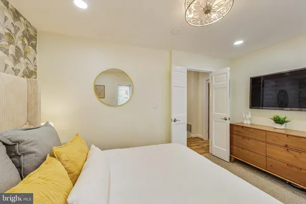 $4,300 | 4814 Hampden Lane, Unit R2, Bethesda, MD 20814