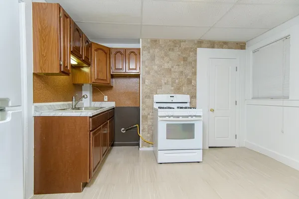 $1,200 | 79 School Street, Unit 1ST FL FR, Webster, MA 01570