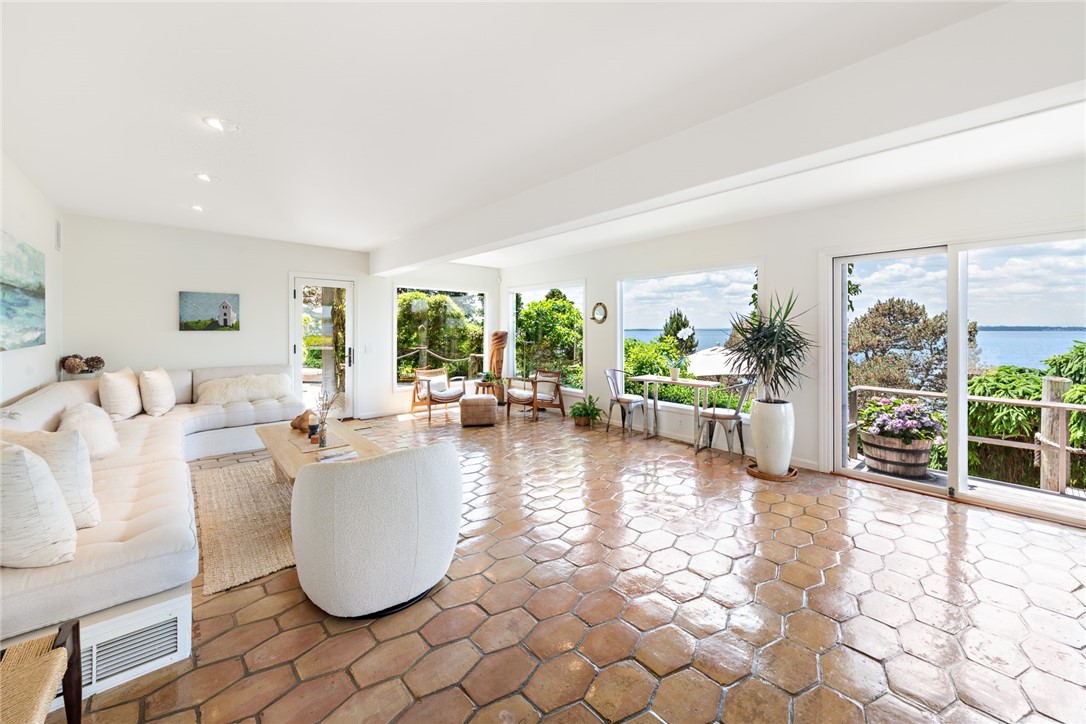 79 Shore Road Bristol, RI 02809 - Photo 25 of 50 Living Room