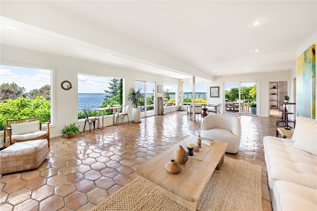79 Shore Road Bristol, RI 02809 - Photo 26 of 50 Living Room
