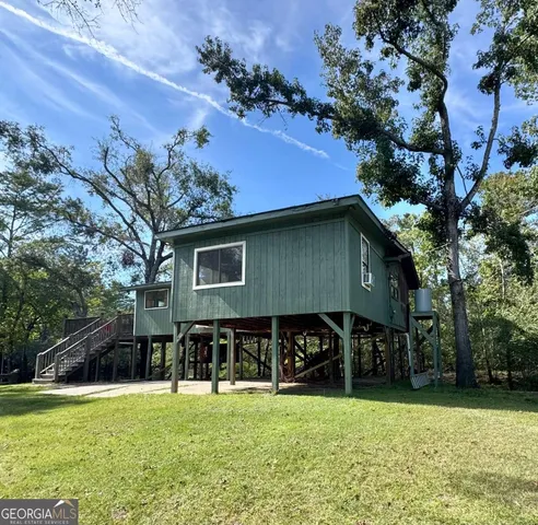 a view of a house with a yard