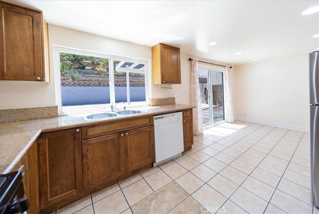 835 Raintree Place Vista, CA 92084 - Photo 9 of 42