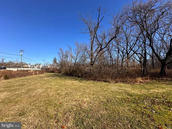 a view of a yard with a house