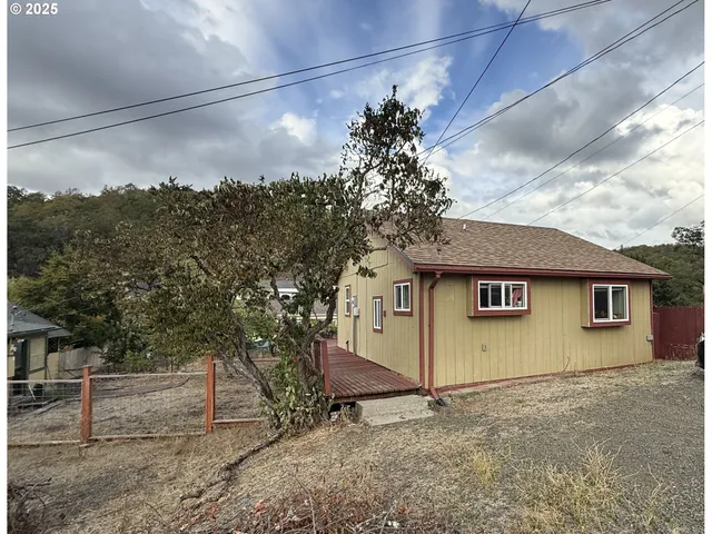 $349,000 | 725 Northeast Denver Street, Roseburg, OR 97470