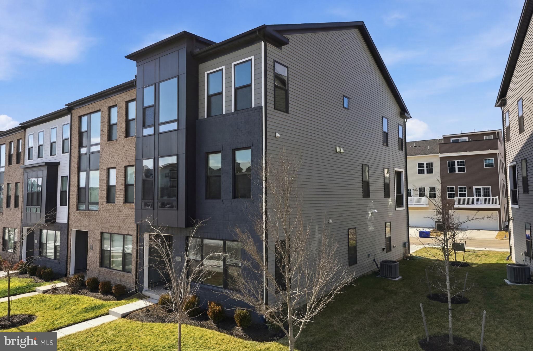 217 Summit Point Boulevard Bowie, MD 20716 - Photo 3 of 53