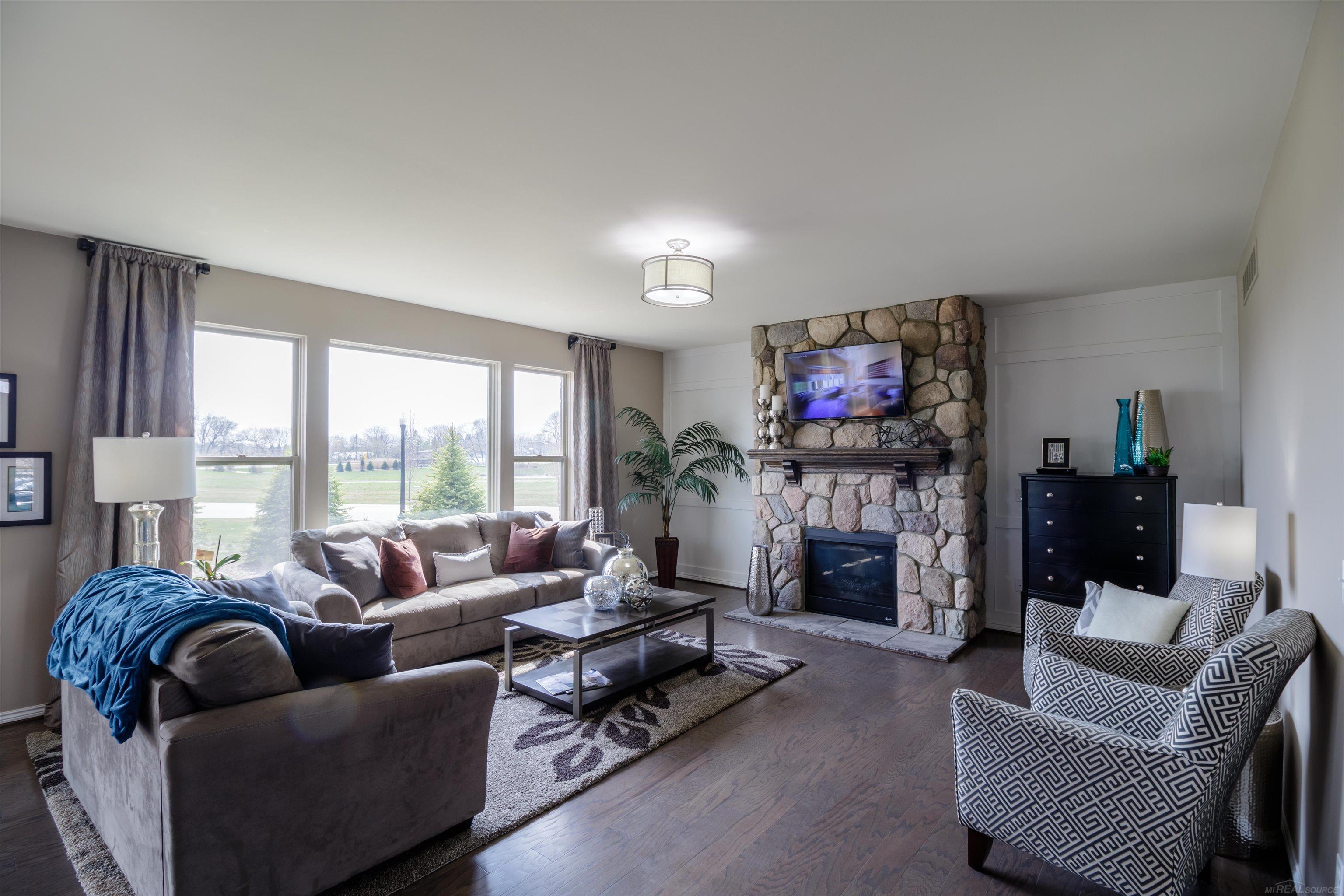 27600 Hagen Road New Baltimore, MI 48051 - Photo 8 of 31 Family Room