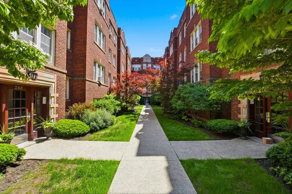 $269,000 | 240 South Maple Avenue, Unit 1W, Oak Park, IL 60302