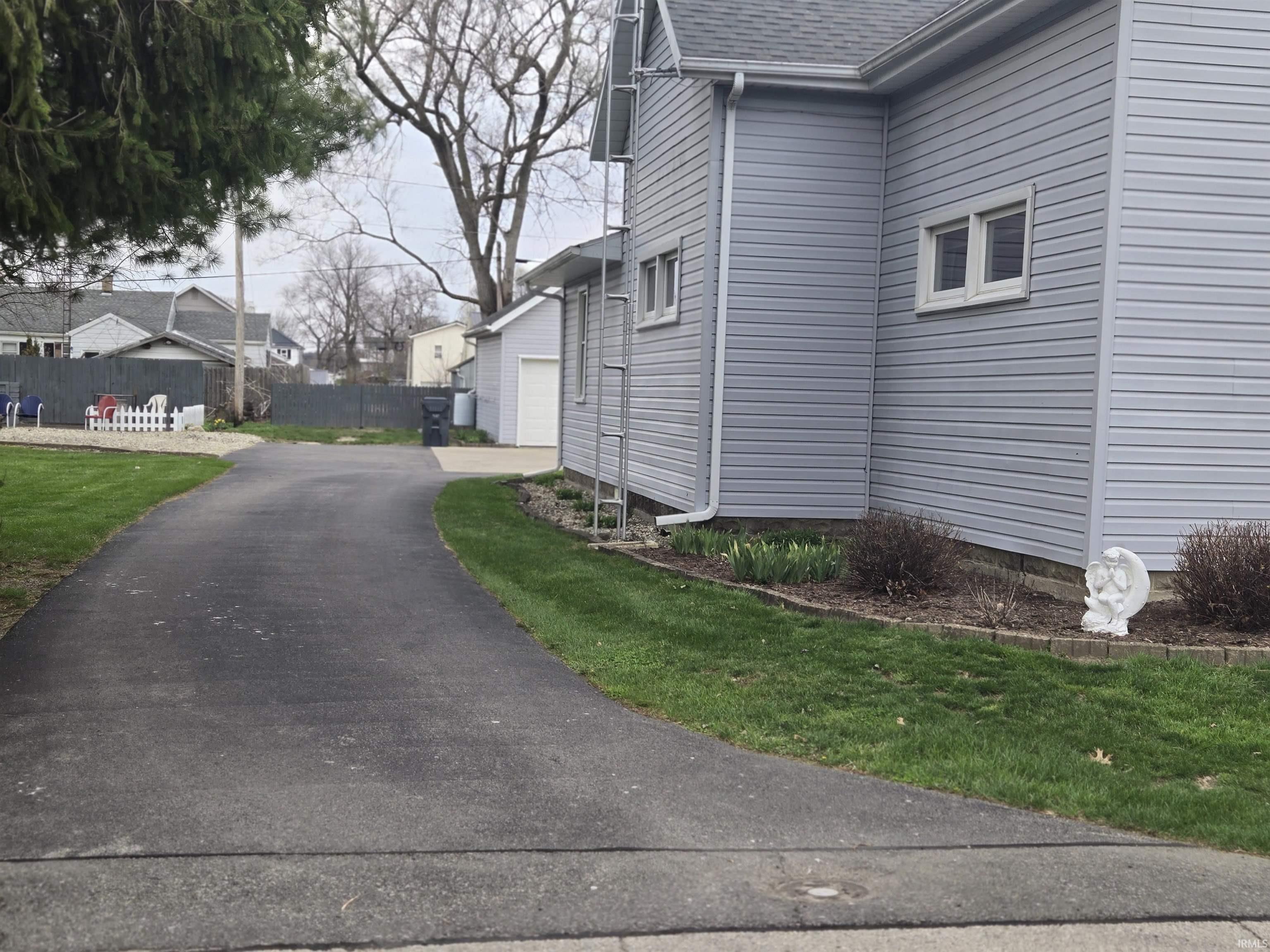 324 West Jay Street Dunkirk, IN 47336 - Photo 3 of 26