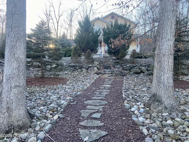 $489,000 | 7004 Woodbridge Drive West, Bushkill, PA 18324