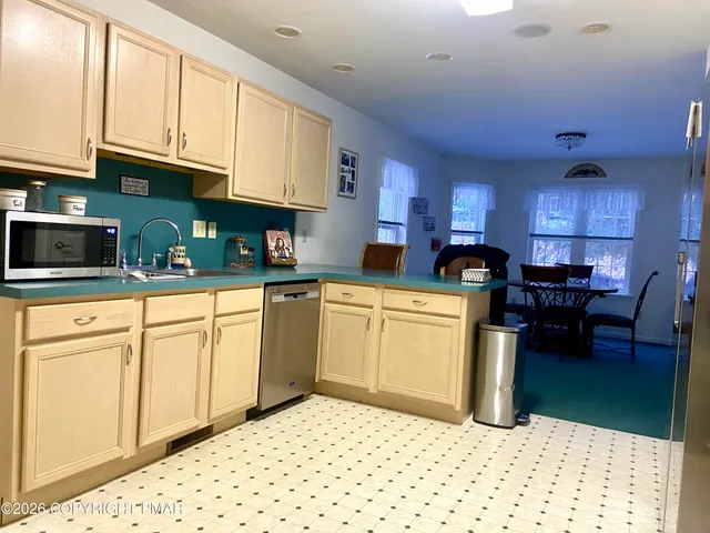 $489,000 | 7004 Woodbridge Drive West, Bushkill, PA 18324