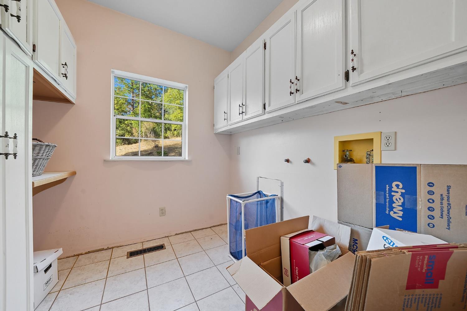12810 New York Ranch Road Jackson, CA 95642 - Photo 46 of 56 a living room with furniture and a window