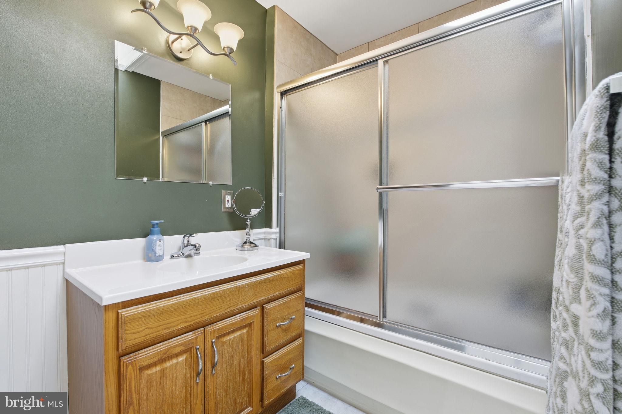 735 South Curley Street Baltimore, MD 21224 - Photo 11 of 16 Upper Level Full Bath