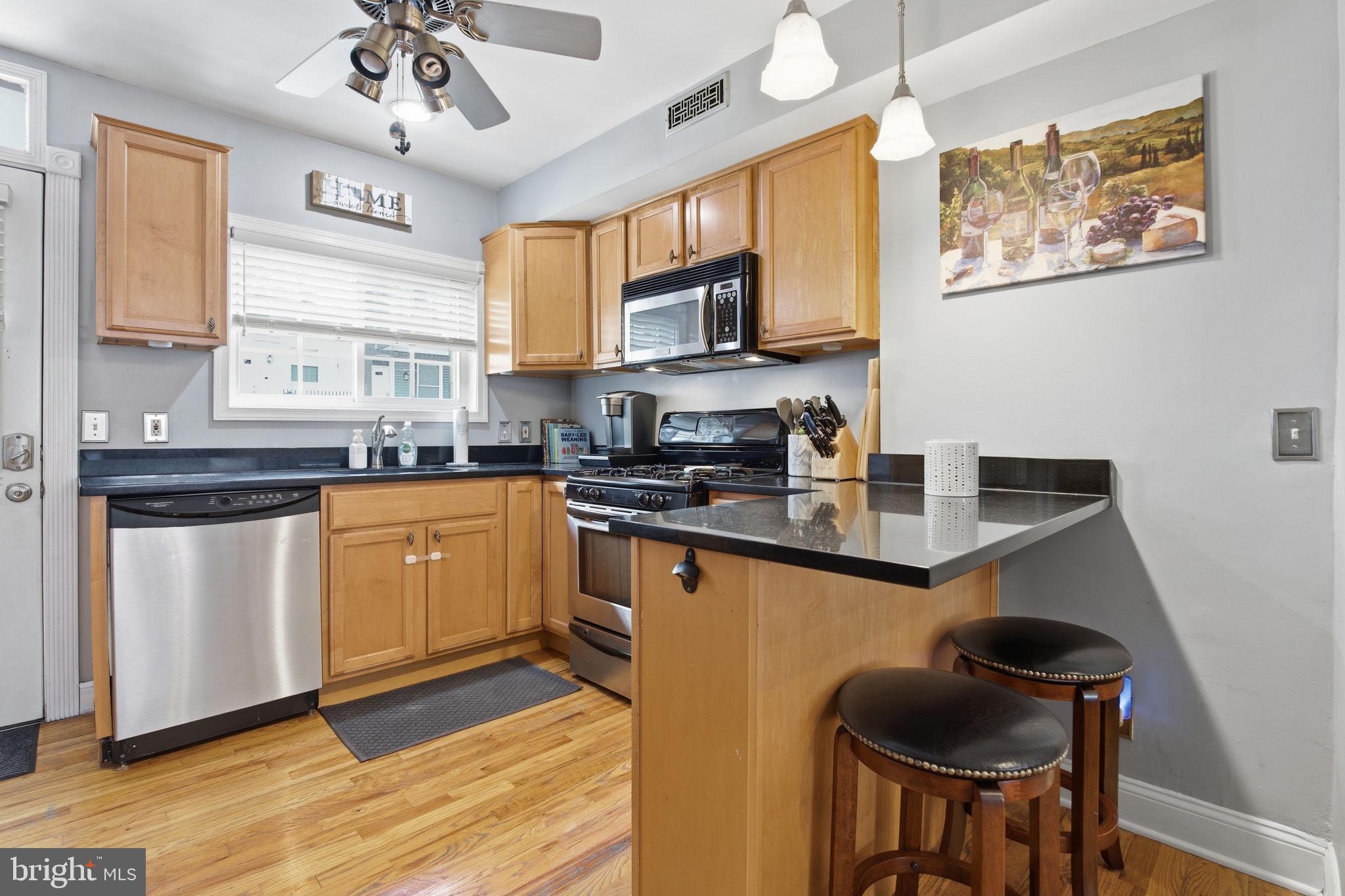 735 South Curley Street Baltimore, MD 21224 - Photo 5 of 16 Kitchen with Breakfast Bar Seating