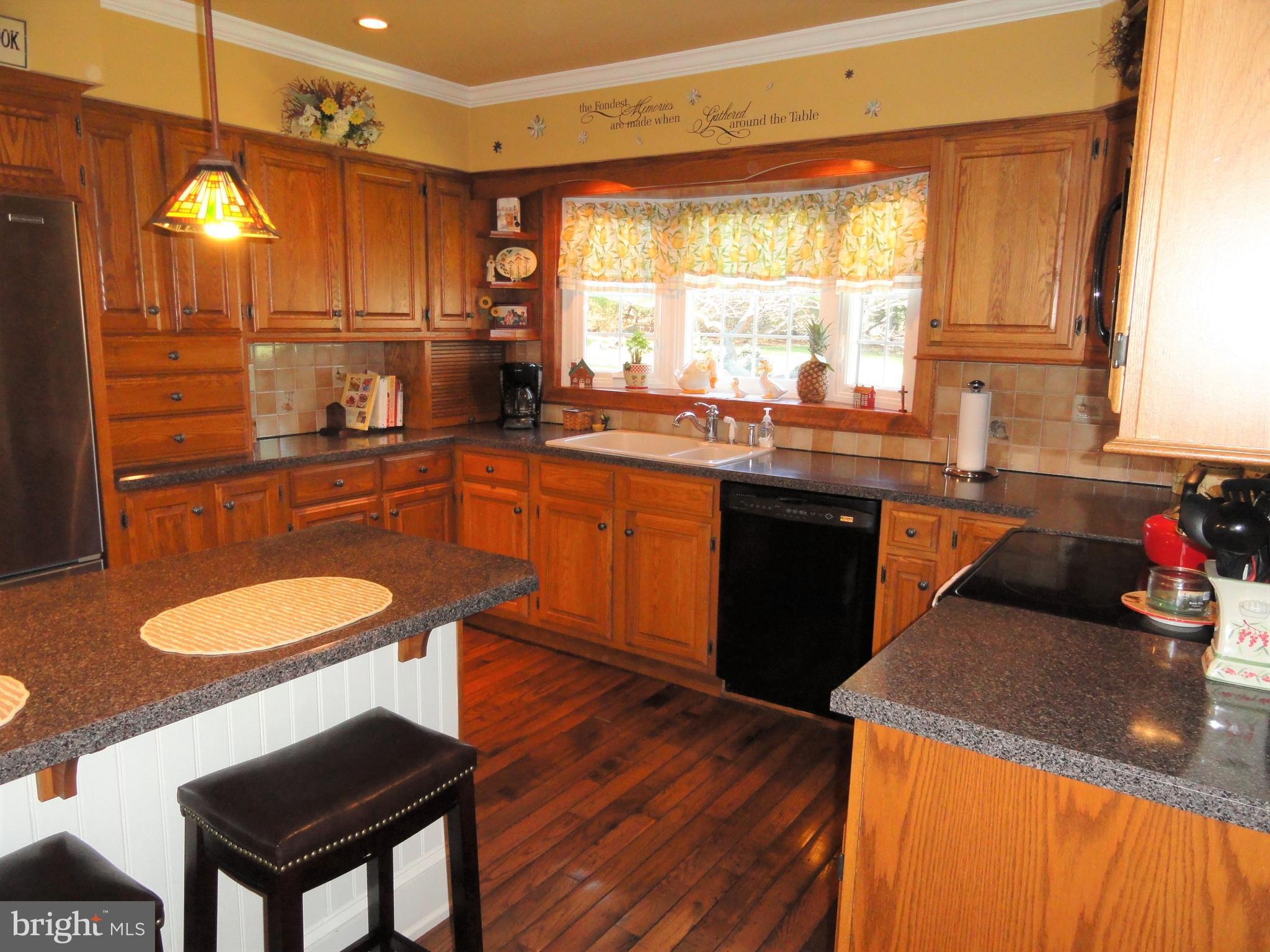 793 Henning Road Perkiomenville, PA 18074 - Photo 10 of 67 Custom oak kitchen with breakfast island/bar.