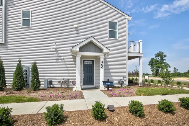 $439,990 | 400 Comstock Road, South Elgin, IL 60177