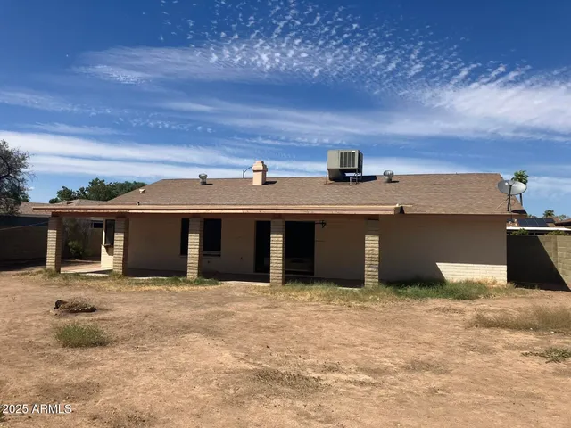 a view of a backyard with pathway