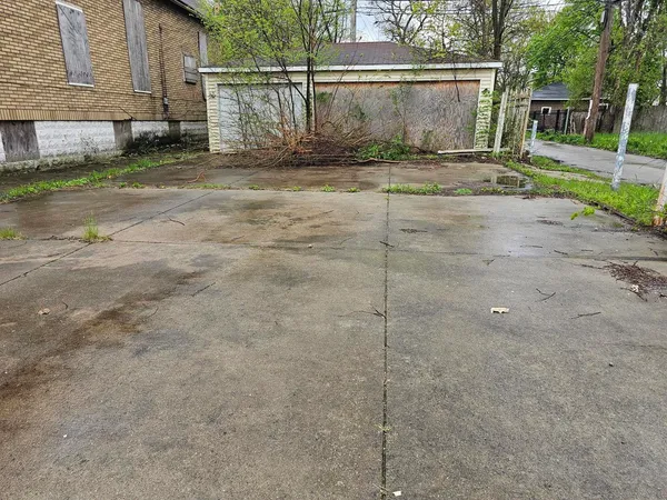 a view of a backyard