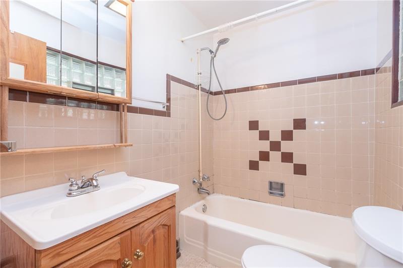 771 Beaver Street Rochester, PA 15074 - Photo 11 of 16 Full main bathroom.....