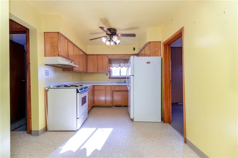 771 Beaver Street Rochester, PA 15074 - Photo 6 of 16 Nice space for your table and chairs.