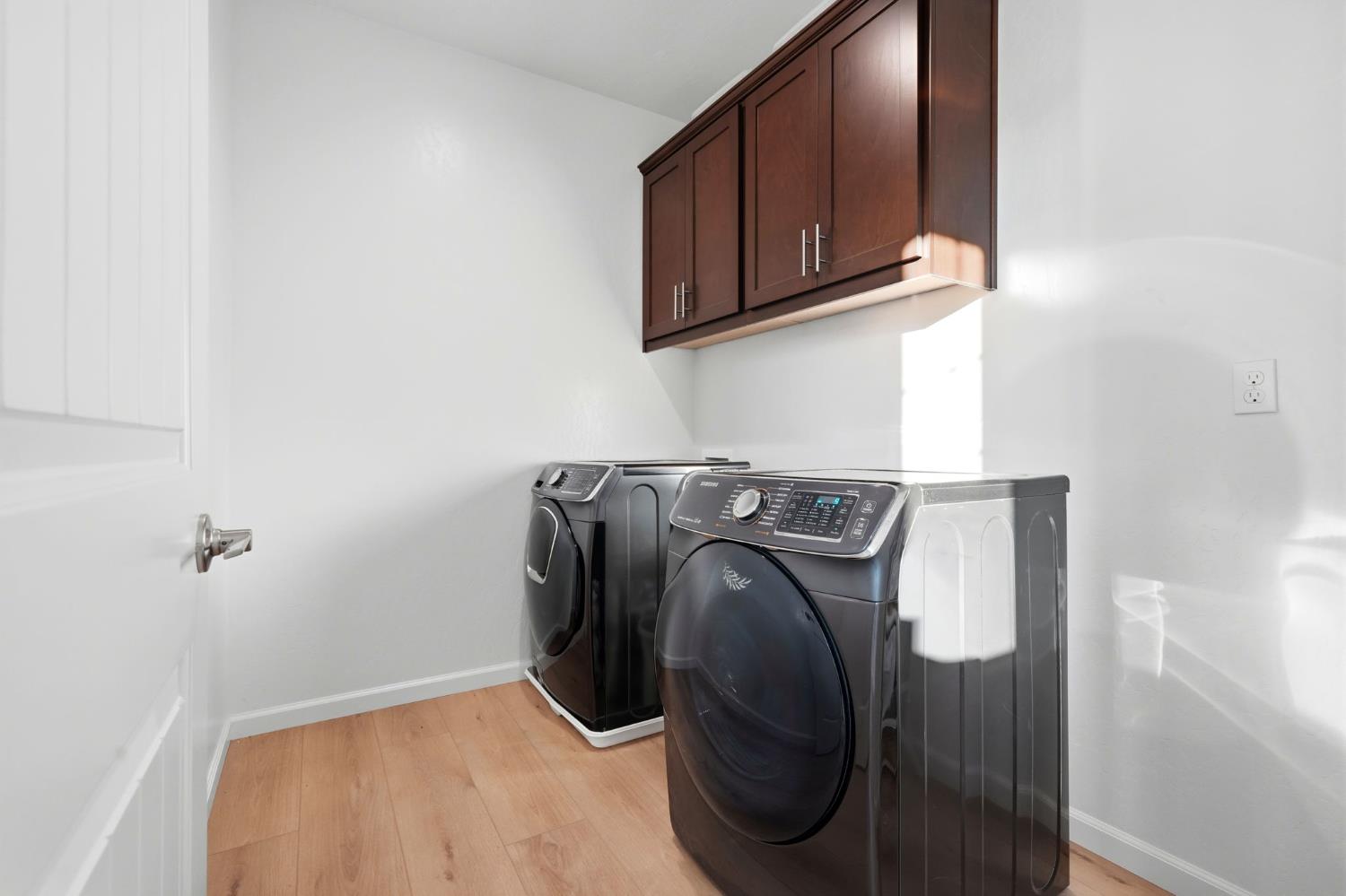2566 Muscat Court Hanford, CA 93230 - Photo 38 of 55 a utility room with dryer and washer