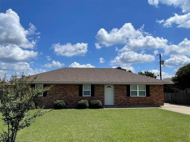 a view of a yard in front of a house