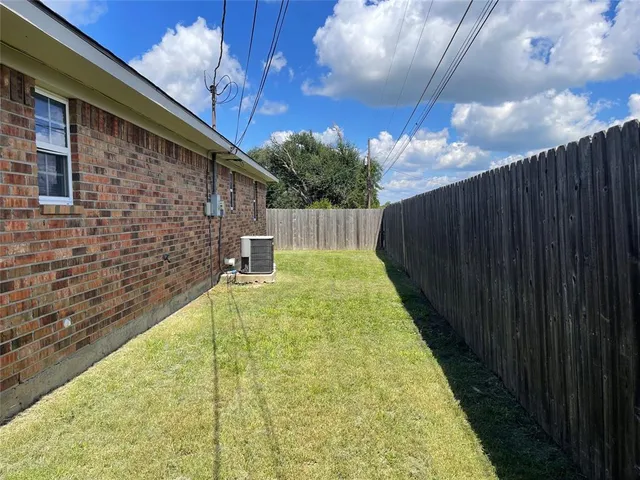 a view of a backyard