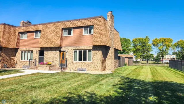 $250,000 | 1402 East Gateway Circle South, Unit M, Fargo, ND 58103