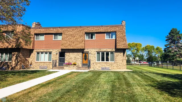 $250,000 | 1402 East Gateway Circle South, Unit M, Fargo, ND 58103