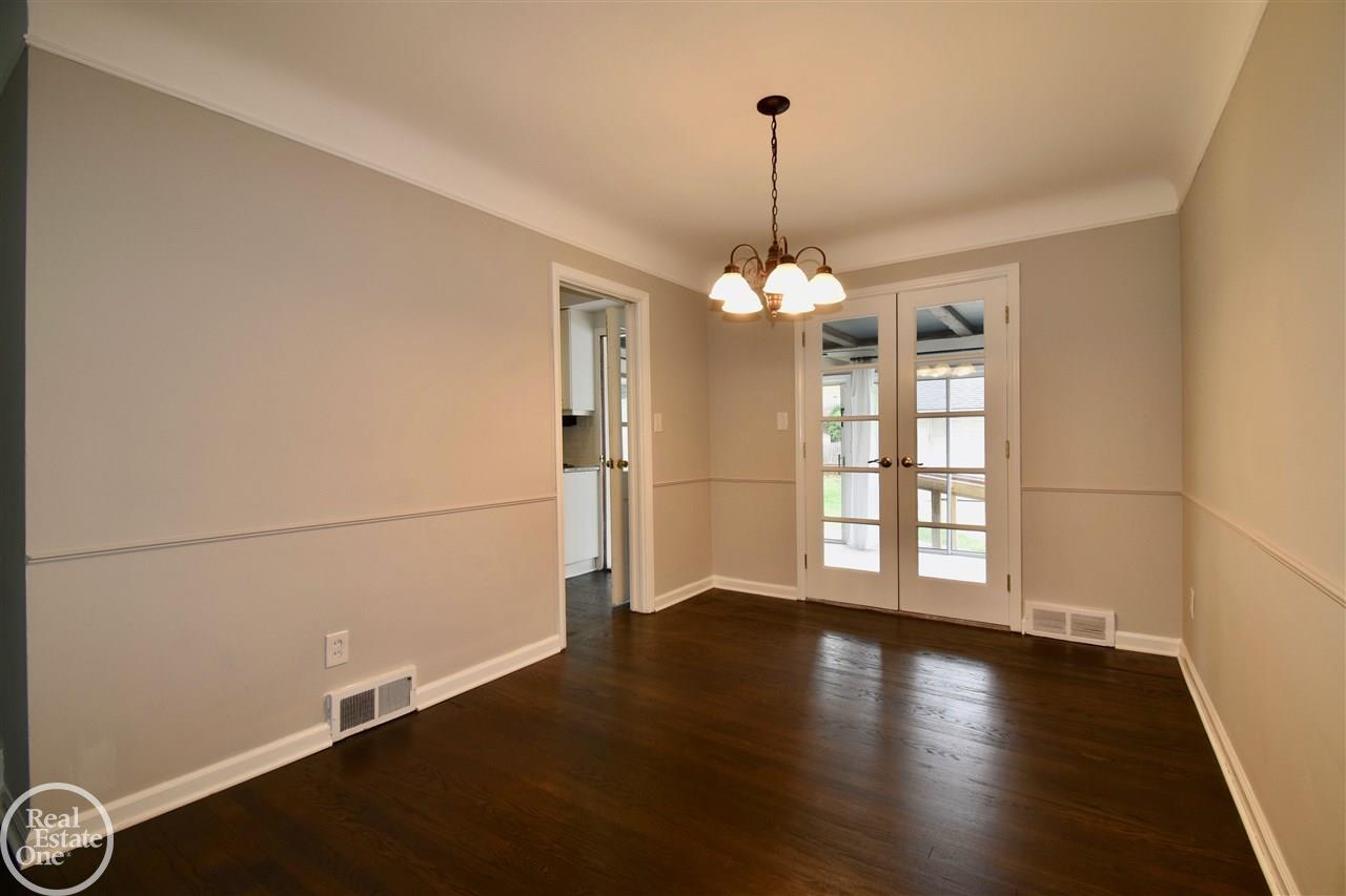 1086 Hawthorne Road Grosse Pointe, MI 48236 - Photo 13 of 31
