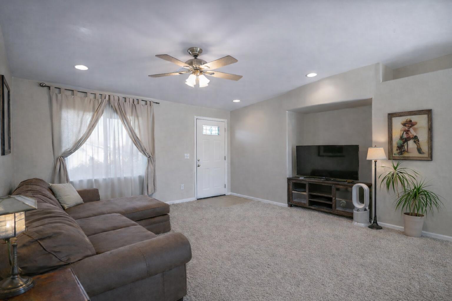 61869 Grand View Circle Joshua Tree, CA 92252 - Photo 6 of 34 Living room entry