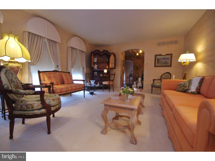 2241 High Road Huntingdon Valley, PA 19006 - Photo 8 of 25 Living Room