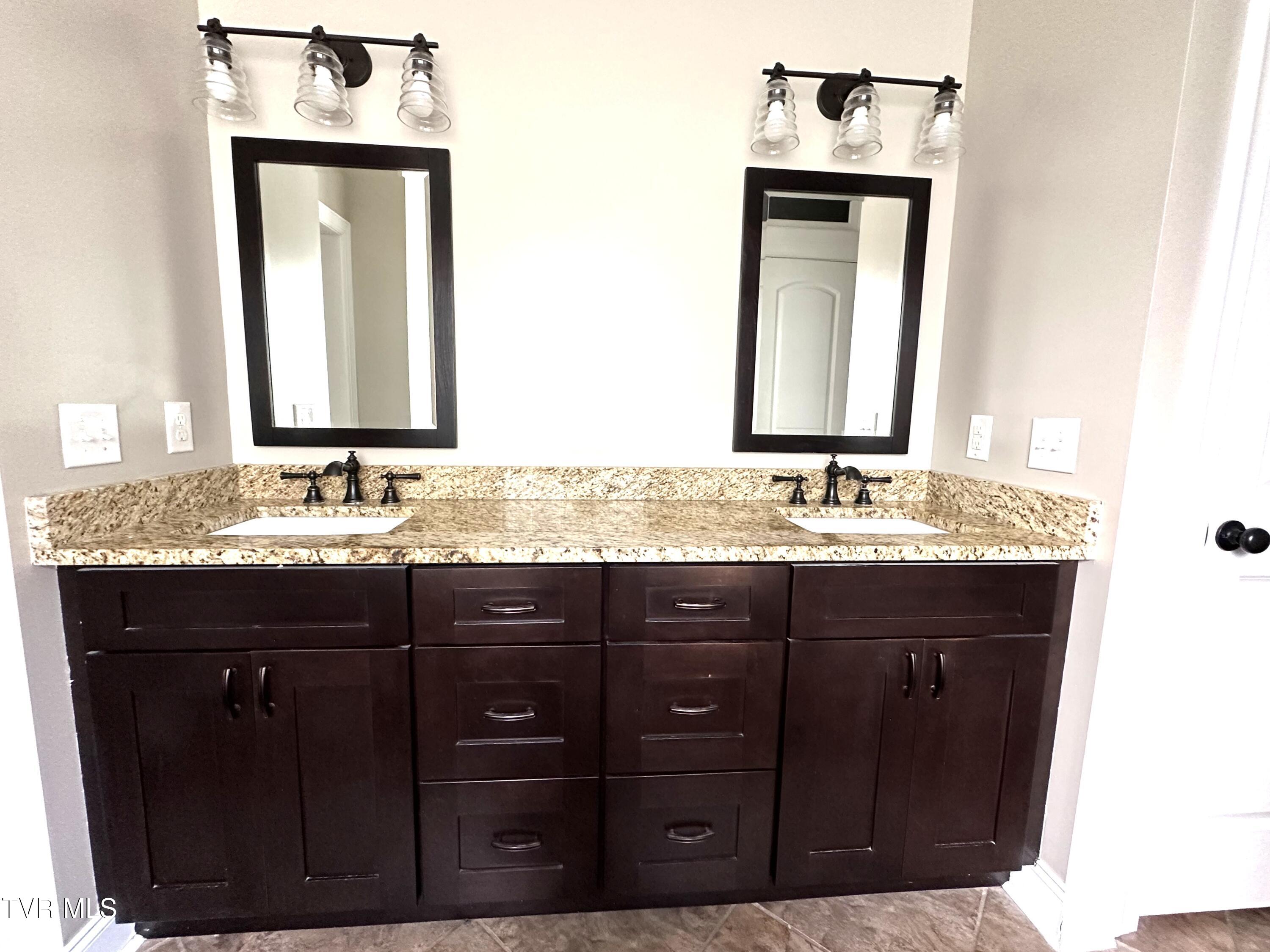 2728 Edinburgh Channel Road Kingsport, TN 37664 - Photo 34 of 69 36