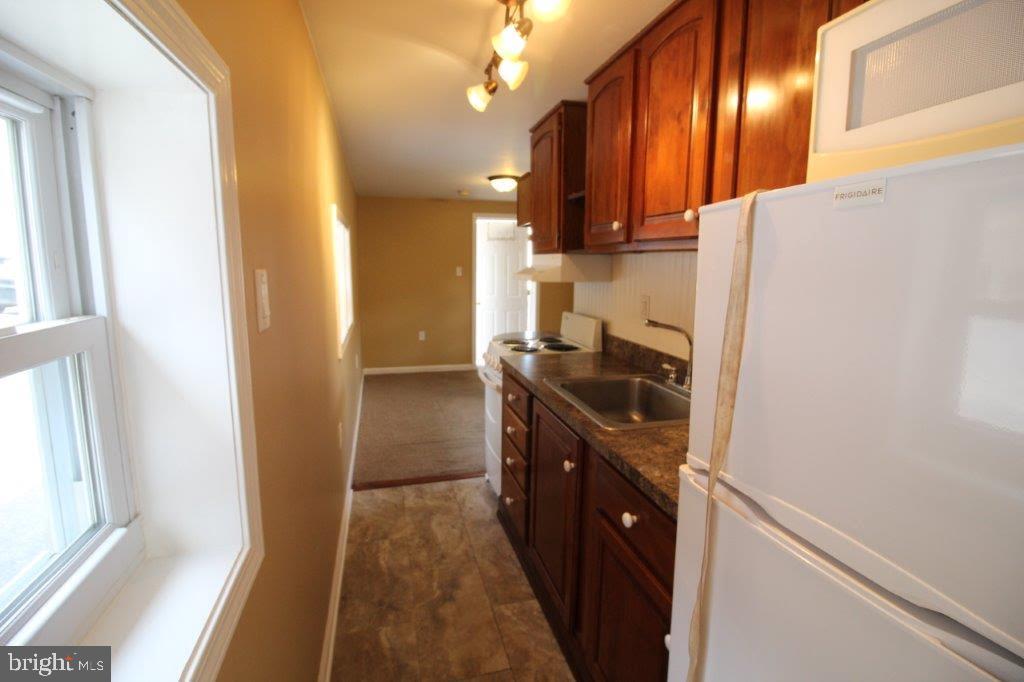 948 Matsonford Road Conshohocken, PA 19428 - Photo 32 of 35 Apartment kitchen